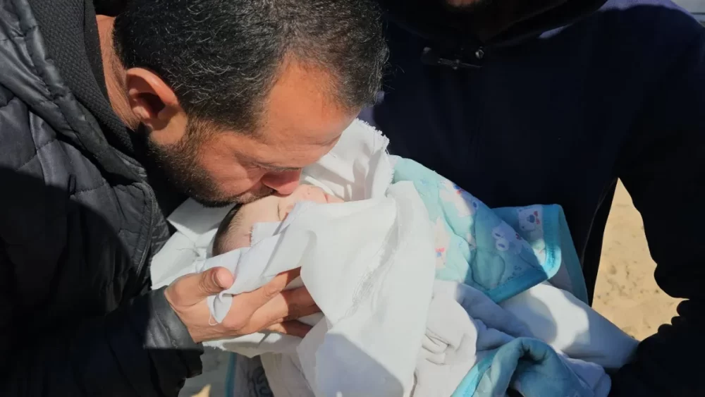 وفاة طفلة بسبب البرد الشديد في قطاع غزة