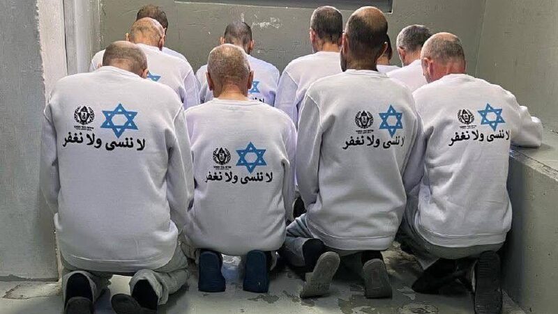 الاحتلال يجبر الأسرى الفلسطينيين على ارتداء سترات بعبارات تهديد.. الإعلام العبري: "أغبياء"