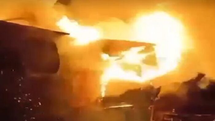 مستعمرون يحرقون غرفه زراعية في بلدة يطا