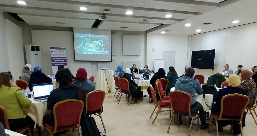 مركز الديمقراطية وحقوق العاملين يعقد ورشة حول التحديات والحلول المتعلقة بالتنقل وإمكانية الوصول التي تواجهها النساء والأشخاص ذوي الإعاقة