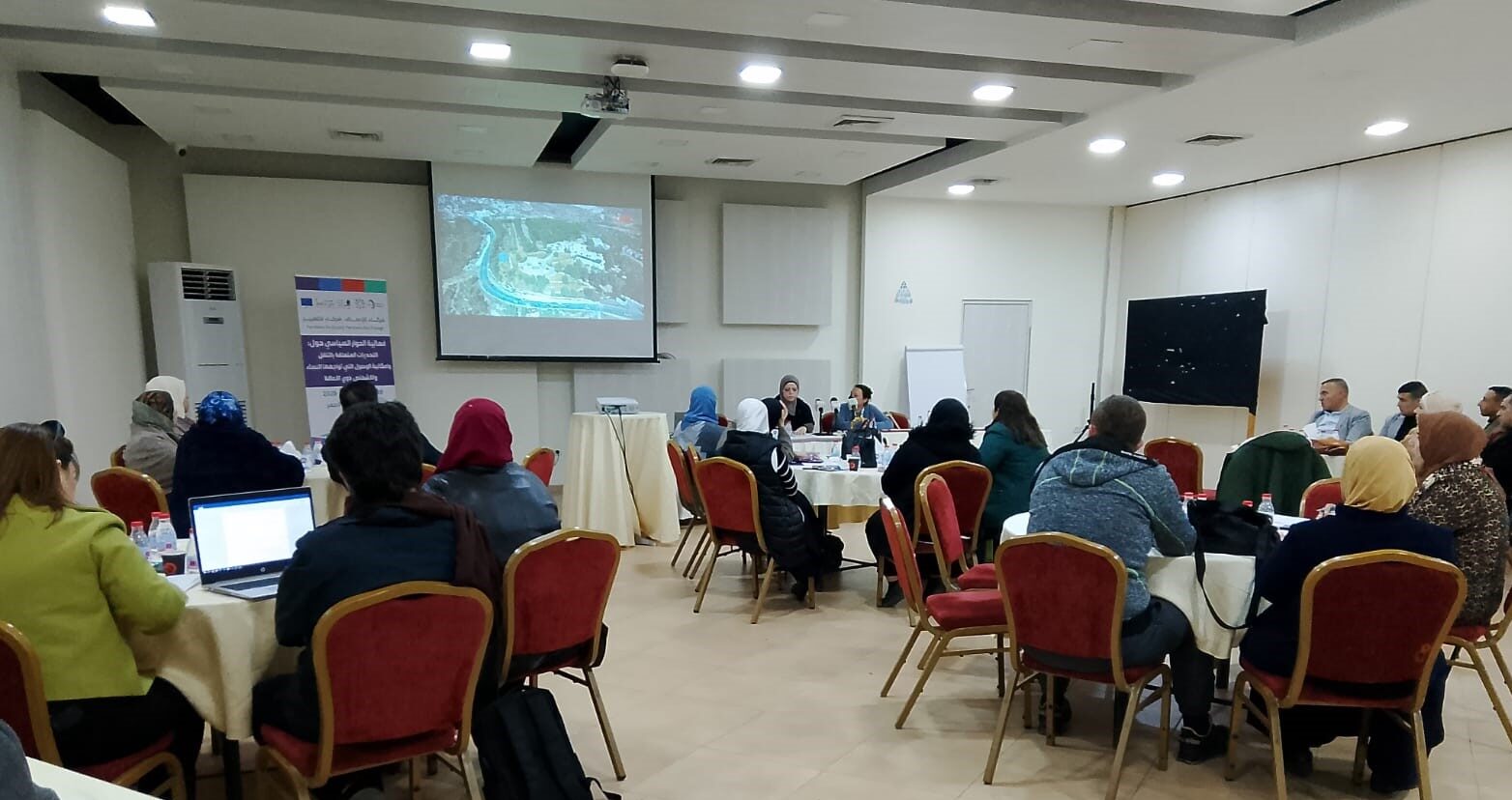 مركز الديمقراطية وحقوق العاملين يعقد ورشة حول التحديات والحلول المتعلقة بالتنقل وإمكانية الوصول التي تواجهها النساء والأشخاص ذوي الإعاقة