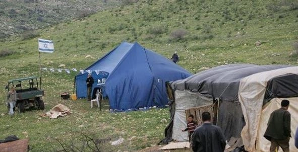 مستوطنون يقيمون خيمة على مقربة من مساكن المواطنين