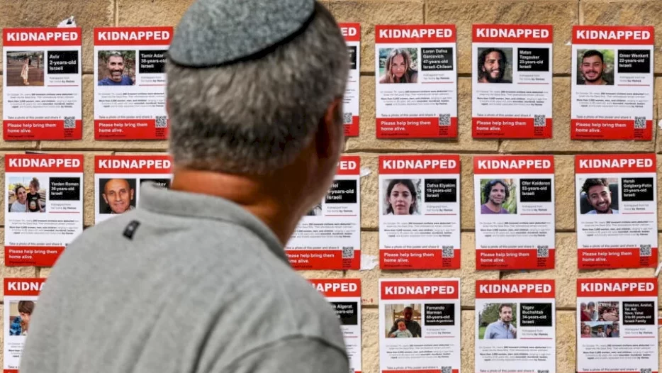 عائلات الأسرى الإسرائيليين بغزة تعلن الإضراب عن الطعام 500 دقيقة