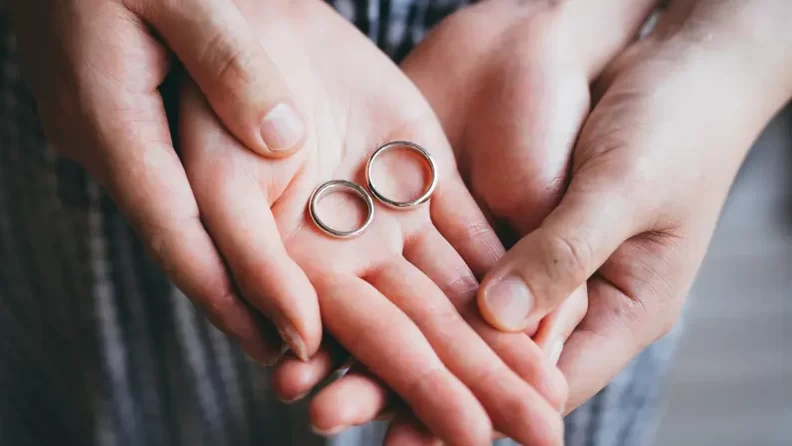 "لايفات" الزواج على "تيك توك".. تثير غضباً في المغرب