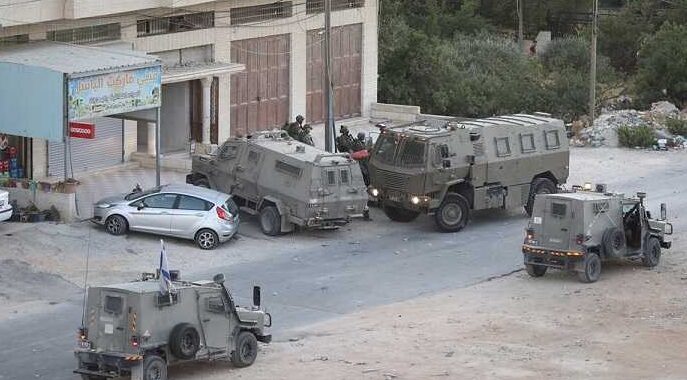 قوات الاحتلال تعتقل شابين خلال اقتحامها بلدة دورا جنوب الخليل