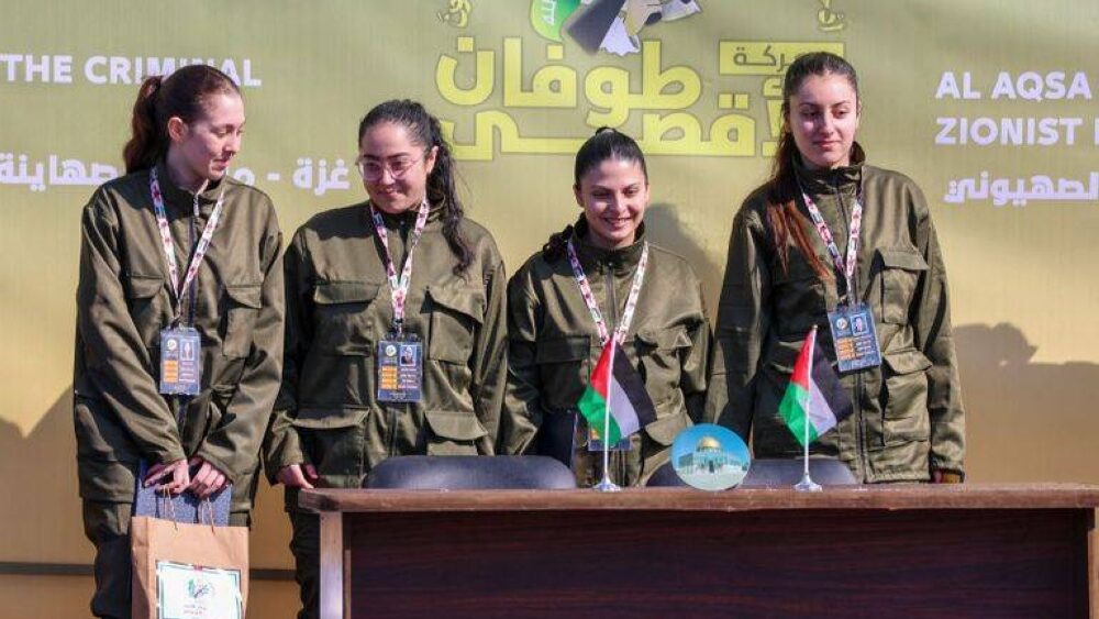 أسرى إسرائيليون مفرج عنهم من غزة يعلقون على استئناف الحرب