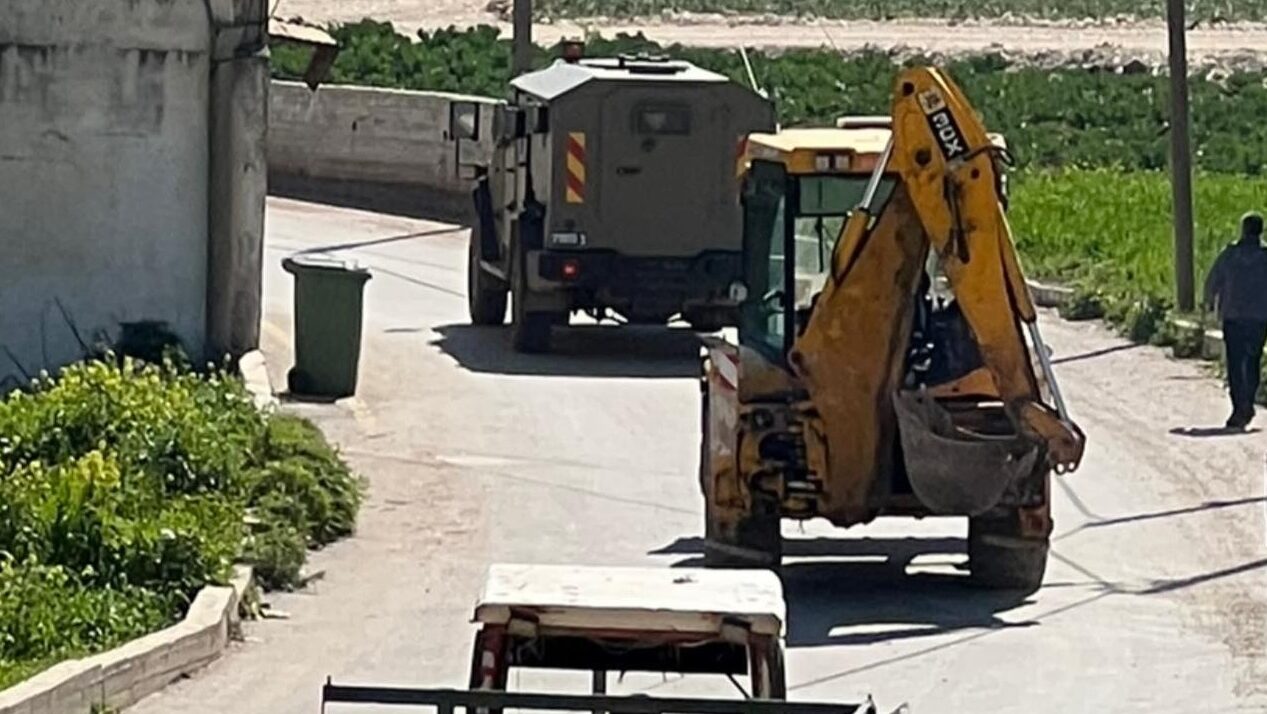 الاحتلال يستولي على جرافة