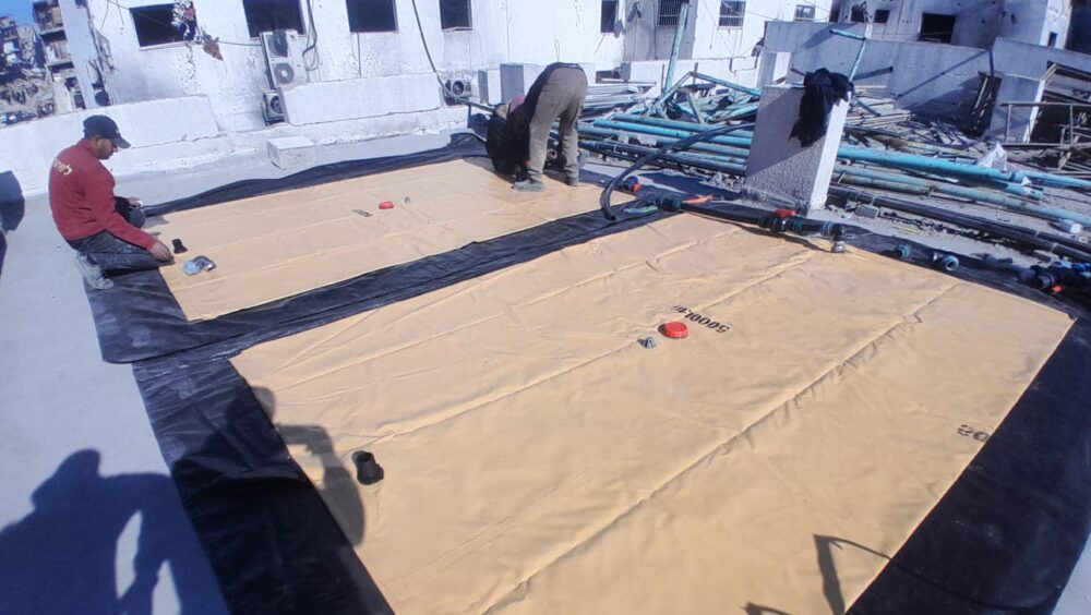 سلطة المياه: البدء بتوريد وتركيب خزانات مياه بلاستيكية لمراكز الإيواء في غزة وشمال غزة