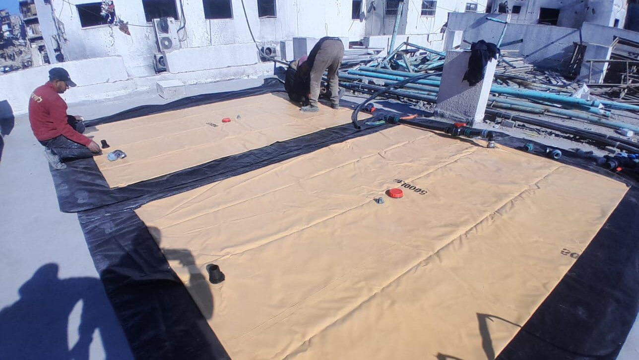 سلطة المياه: البدء بتوريد وتركيب خزانات مياه بلاستيكية لمراكز الإيواء في غزة وشمال غزة