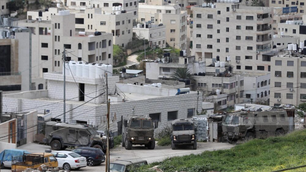 الاحتلال يواصل إجبار عائلات على النزوح من منازلها في مخيم العين غرب نابلس