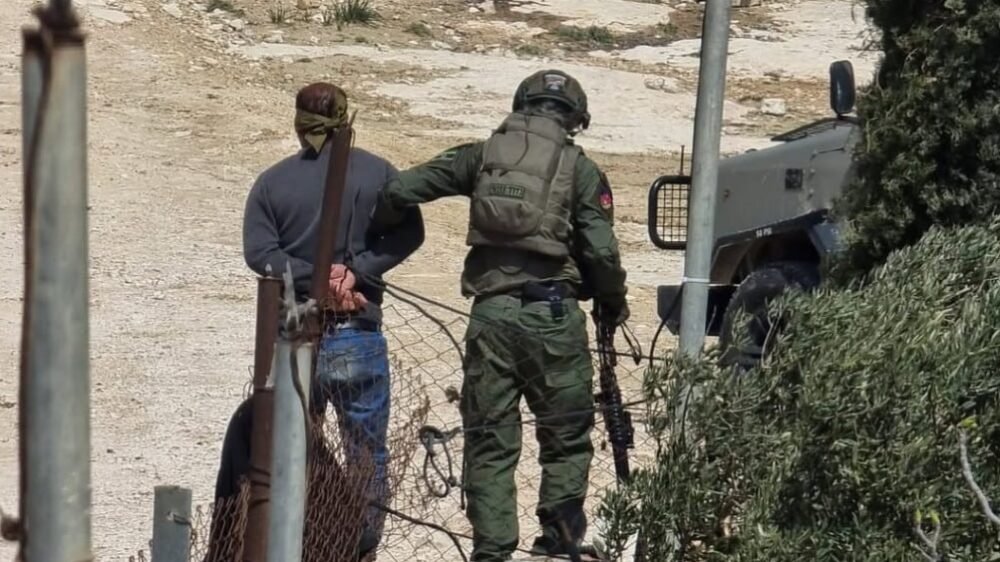 مستوطنون يهاجمون المواطنين وممتلكاتهم في مسافر يطا والجيش يعتقل 3 مواطنين