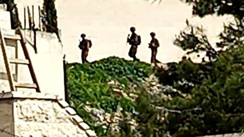 اقتحام مخيم الفوار