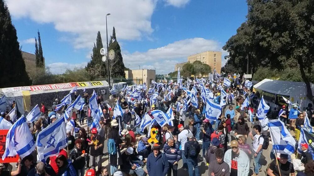 مظاهرة احتجاجية على استئناف الحرب وإقالة رئيس الشاباك في القدس