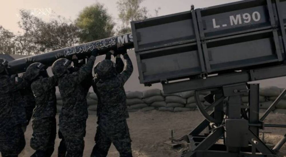 القسام تقصف "تل أبيب" وتوقف حركة الطيران بمطارها