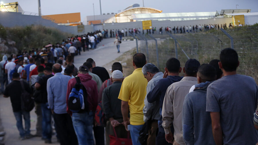 مشروع قانون "إسرائيلي" لتغليظ العقوبات على الفلسطينيين الذين يدخلون أراضي 48 دون تصاريح