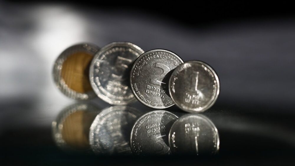 ما وراء ضعف الشيكل؟ خبير مالي يوضح العوامل والتوقعات المستقبلية