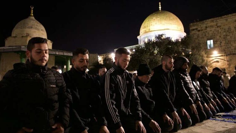 75 ألفا يؤدون صلاتي العشاء والتراويح في الأقصى