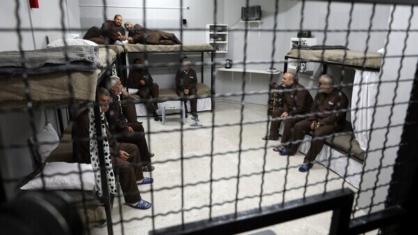 معاناة مضاعفة لأسرى سجن النقب في شهر رمضان