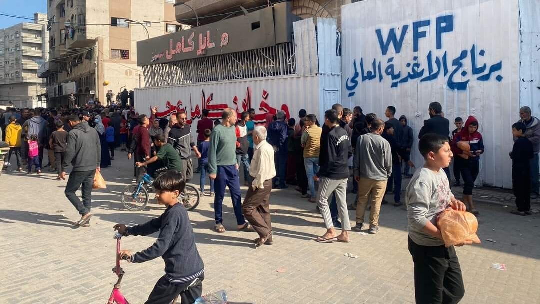 غزة تواجه شبح المجاعة مجدداً: انقطاع الغذاء وتوقف المخابز والمطابخ