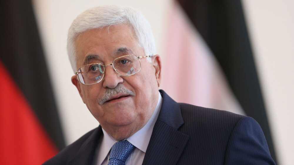 الرئيس يصل إلى القاهرة للمشاركة في أعمال القمة العربية الطارئة