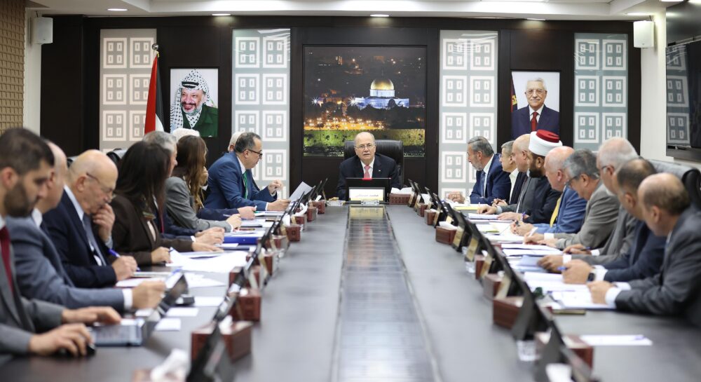 رئيس الوزراء يوجه اللجنة الوزارية للأعمال الطارئة بتكثيف تدخلاتها في شمال الضفة الغربية وتسريع خطط إعادة الإعمار