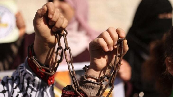 نادي الأسير: القيود تسببت في خروج الدم من أيدي المعتقلين في سجني نفحة وريمون