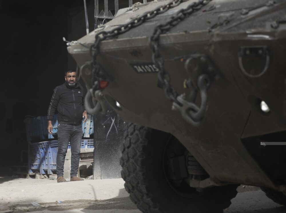 قوات الاحتلال توقف المركبات وتفتش الأهالي خلال العدوان المستمر على طولكرم.