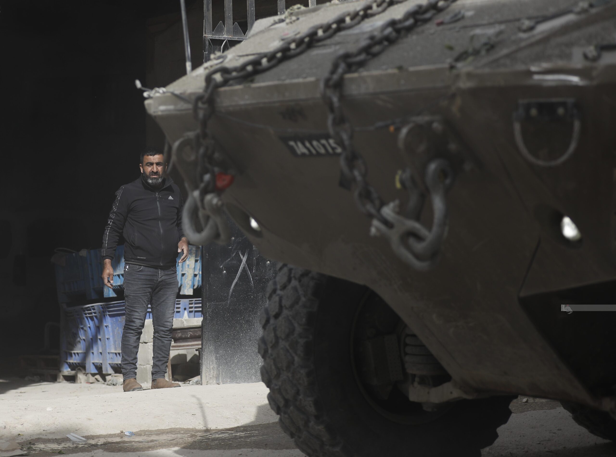 قوات الاحتلال توقف المركبات وتفتش الأهالي خلال العدوان المستمر على طولكرم.