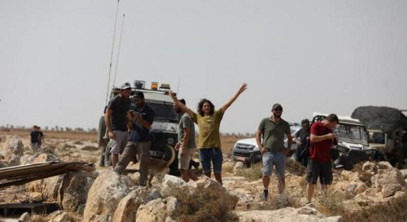 مستوطنون يسرقون صهريجي مياه في الأغوار الشمالية