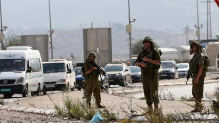 الاحتلال ينكل بشاب أثناء مروره على حاجز عسكري قرب دير بلوط