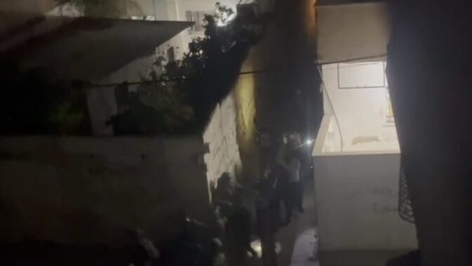 الاحتلال يعتقل 8 مواطنين من مخيم الفوار جنوب الخليل