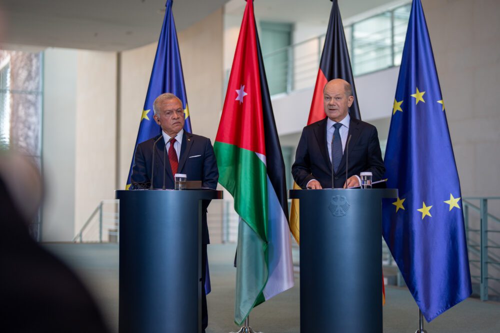 العاهل الأردني والمستشار الألماني يؤكدان ضرورة استعادة وقف إطلاق النار في قطاع غزة