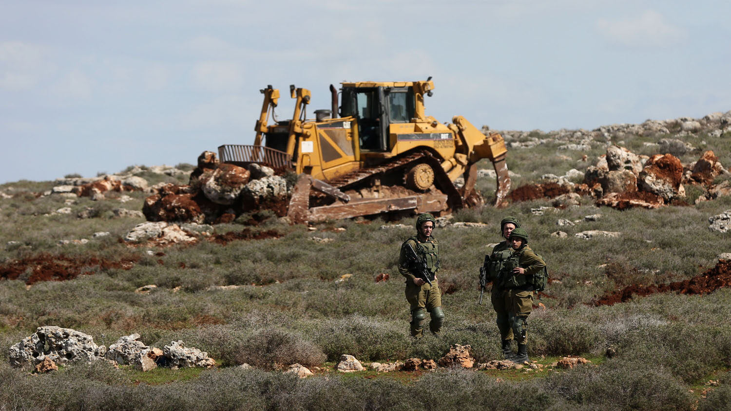 مستوطنون يجرفون عشرات الدونمات في أم صفا شمال غرب رام الله