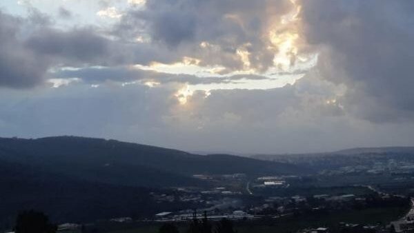 حالة الطقس: أجواء غائمة وباردة