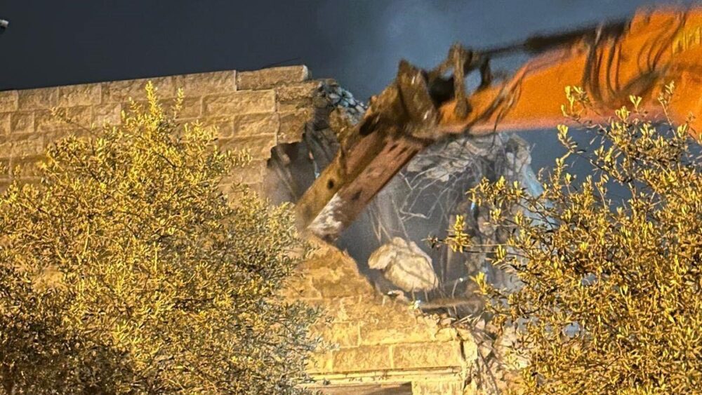 الاحتلال يجبر مواطناً على هدم منزله في بيت صفافا بالقدس