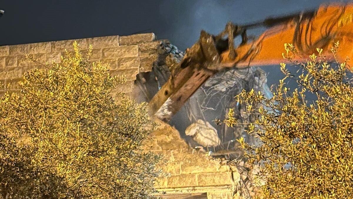 الاحتلال يجبر مواطناً على هدم منزله في بيت صفافا بالقدس