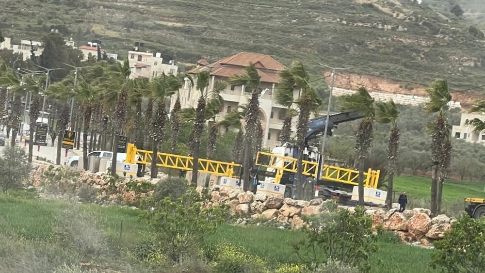 الاحتلال ينصب بوابة حديدية عند مدخل بلدة ترمسعيا