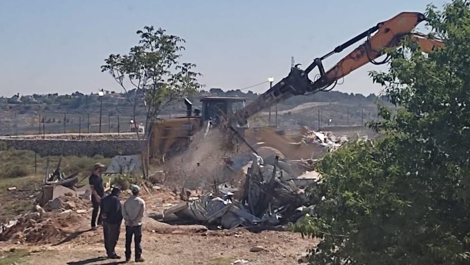 قوات الاحتلال تهدم منزلًا في بتير غرب بيت لحم