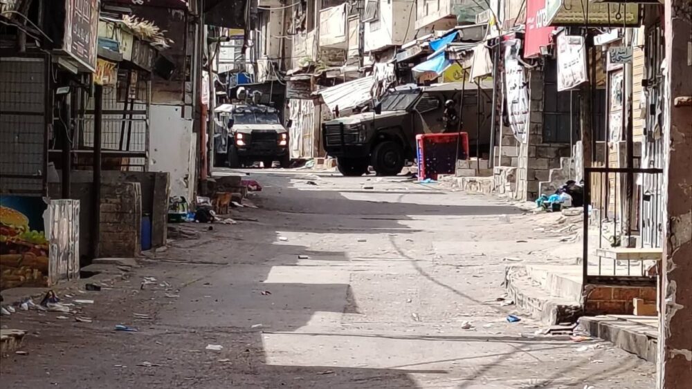 إصابتان برصاص الاحتلال خلال الاقتحام المتواصل لمخيم بلاطة شرق نابلس