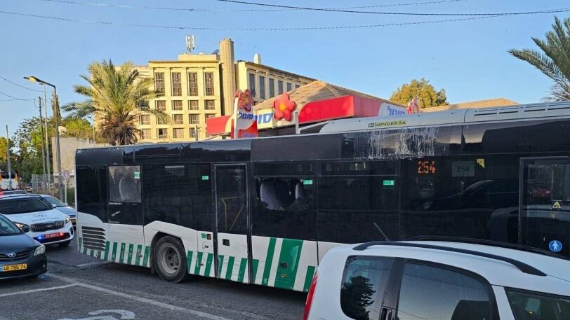 مستوطنون يهاجمون حافلة بالحجارة في حي الشيخ جراح بالقدس المحتلة