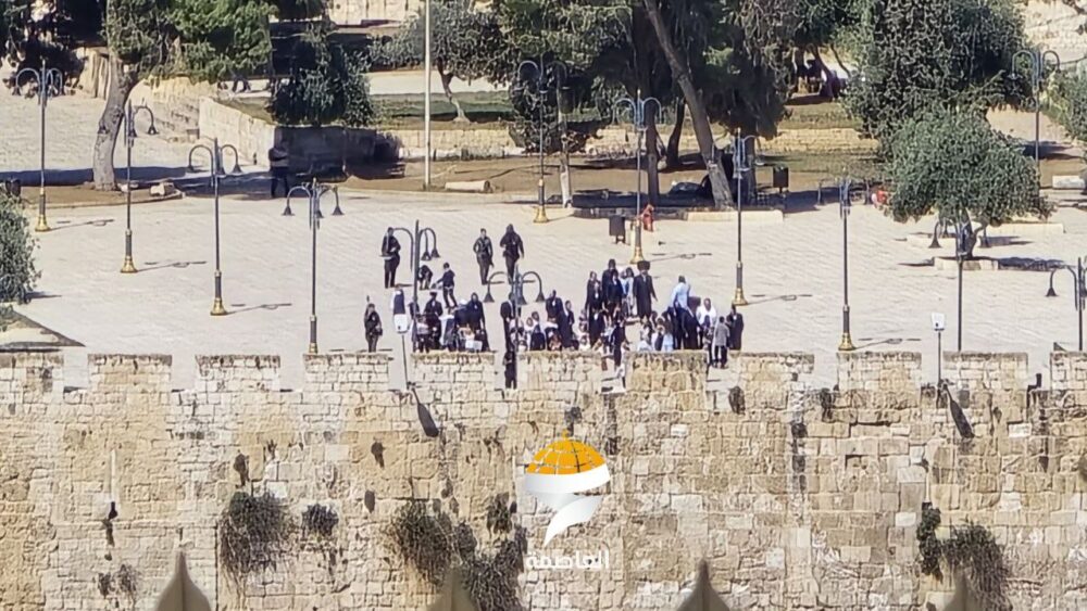 آلاف المستوطنين يقتحمون المسجد الأقصى ومقبرة باب الرحمة