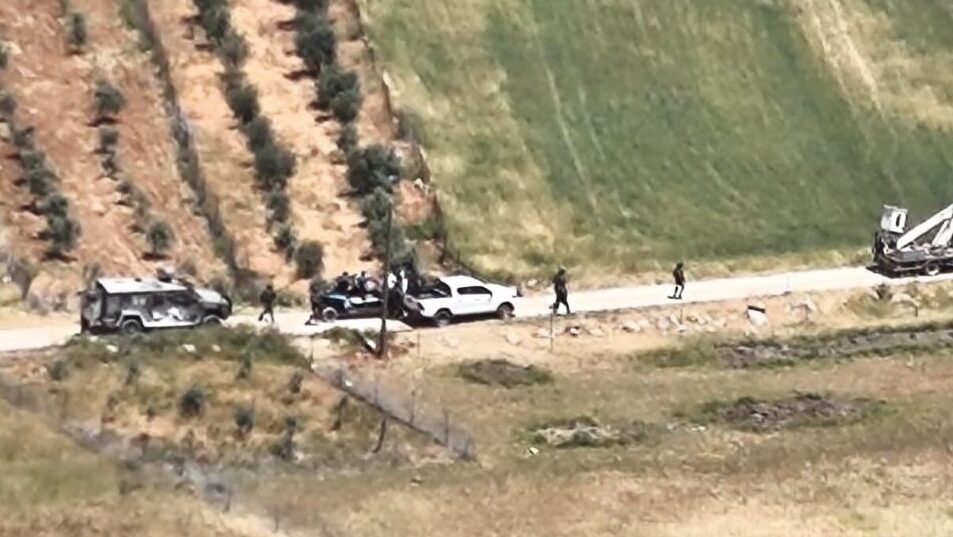 مستوطنون يستولون على معدات و3 شاحنات شرق نابلس