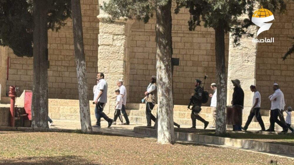 مستوطنون يقتحمون المسجد الأقصى ويحولون القدس إلى ثكنة عسكرية