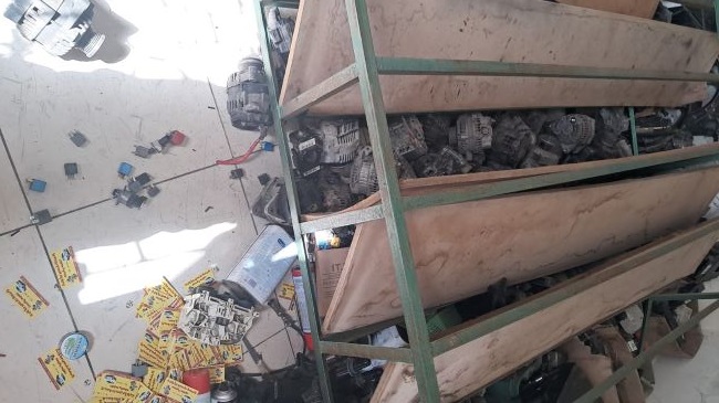 مستوطنون يحطمون كراجاً لتصليح المركبات ويستولون على محتوياته في أم صفا شمال غرب رام الله