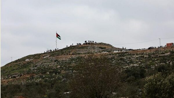 مستعمرون يجبرون مزارعاً على ترك أرضه في بيتا