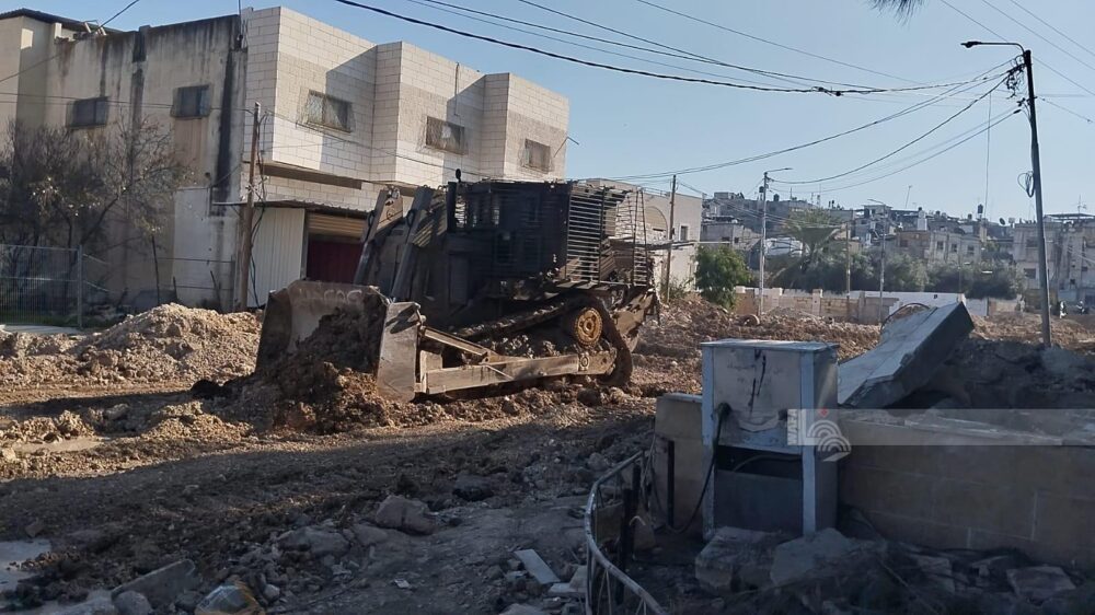 الاحتلال يردم آباراً وينابيع ويهدم خزانات مياه في ترقوميا غرب الخليل
