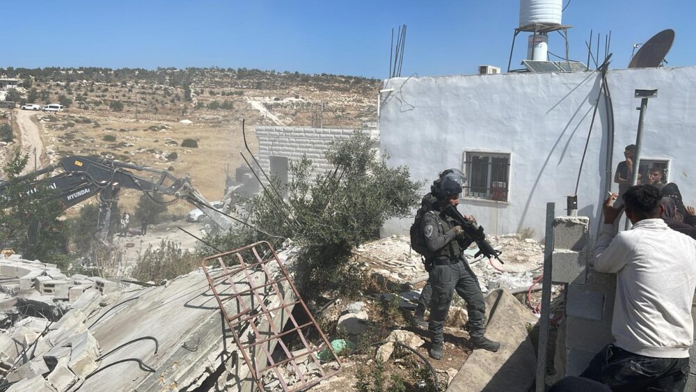 الاحتلال يهدم خمسة منازل في بلدة اذنا غرب الخليل