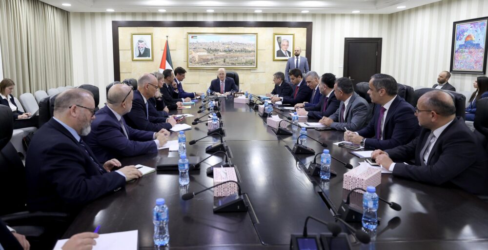 مصطفى خلال اجتماعه مع الشركاء الدوليين: بحث سبل استئناف الخدمات الأساسية في قطاع غزة تمهيداً لإعادة الإعمار فور وقف العدوان