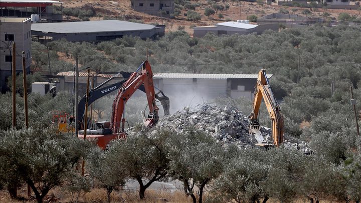 الاحتلال يهدم منزلاً ويجرف أراضي زراعية في برية بني نعيم