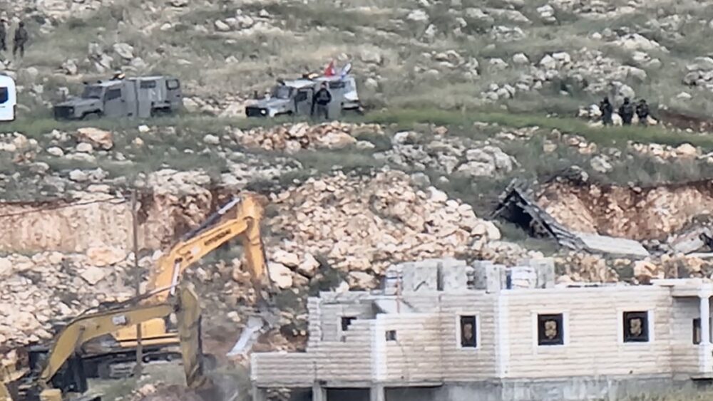 الاحتلال بهدم ثلاثة منازل في قرية الريحية جنوب الخليل